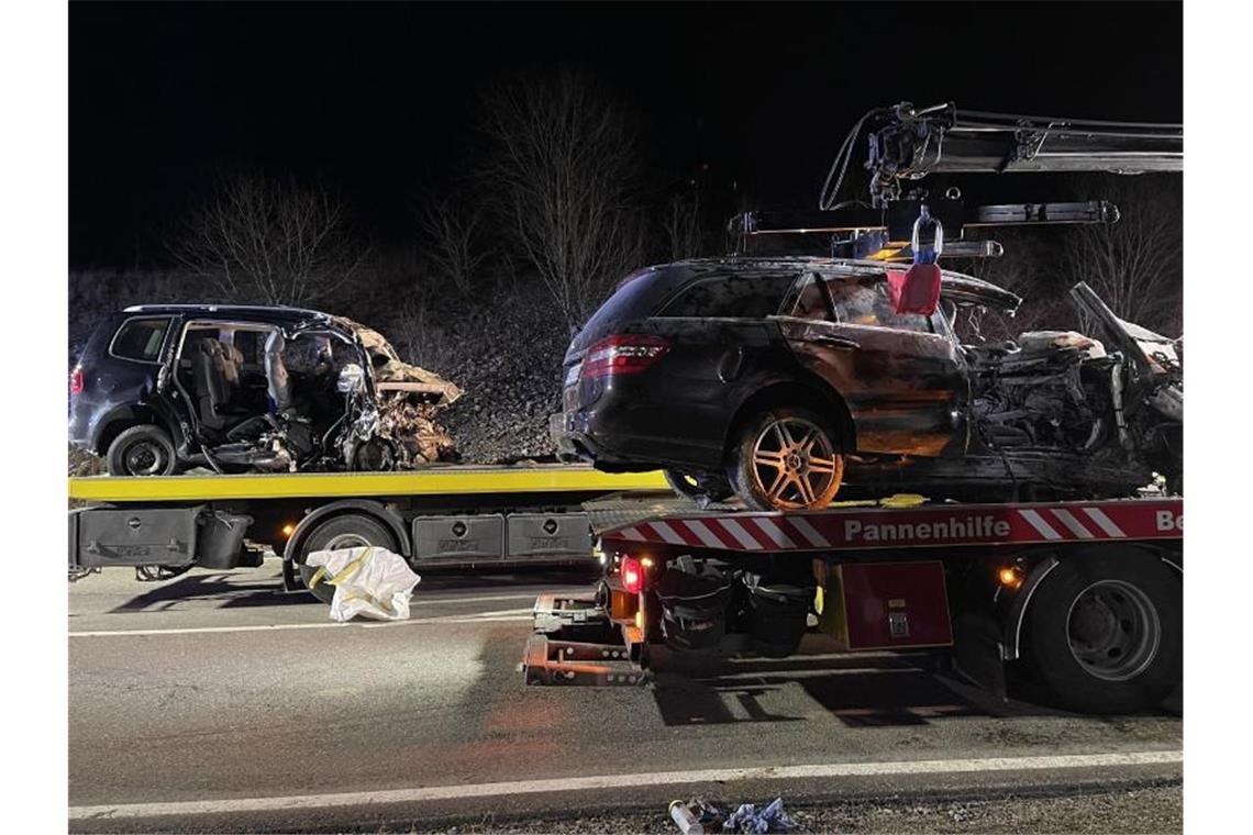 Drei Menschen sterben bei Verkehrsunfall nahe Horb am Neckar Zwei zerstörte PKW sind auf der B28a auf Autotransportern verladen. Foto: Sdmg / Schulz/dpa