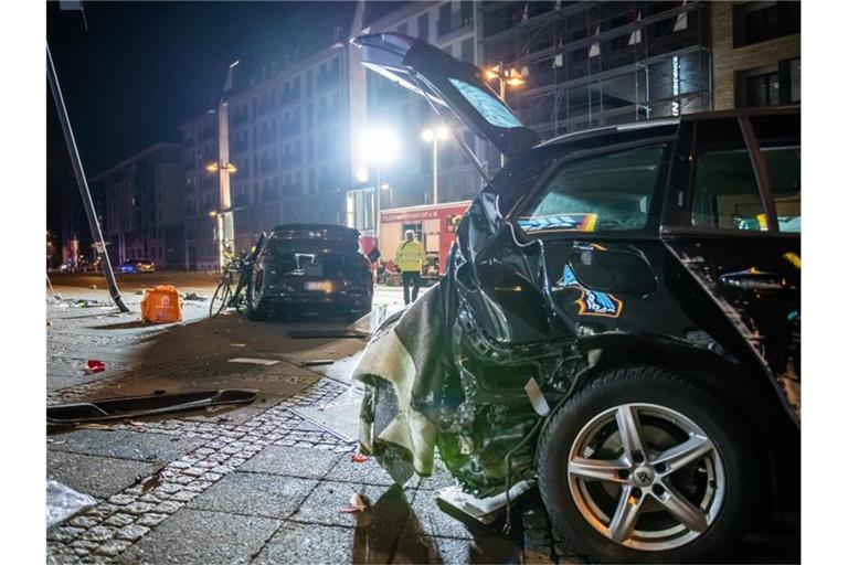Zwei zerstörte Pkw stehen nach einem Unfall im Frankfurter Ostend. Foto: Silas Stein/dpa