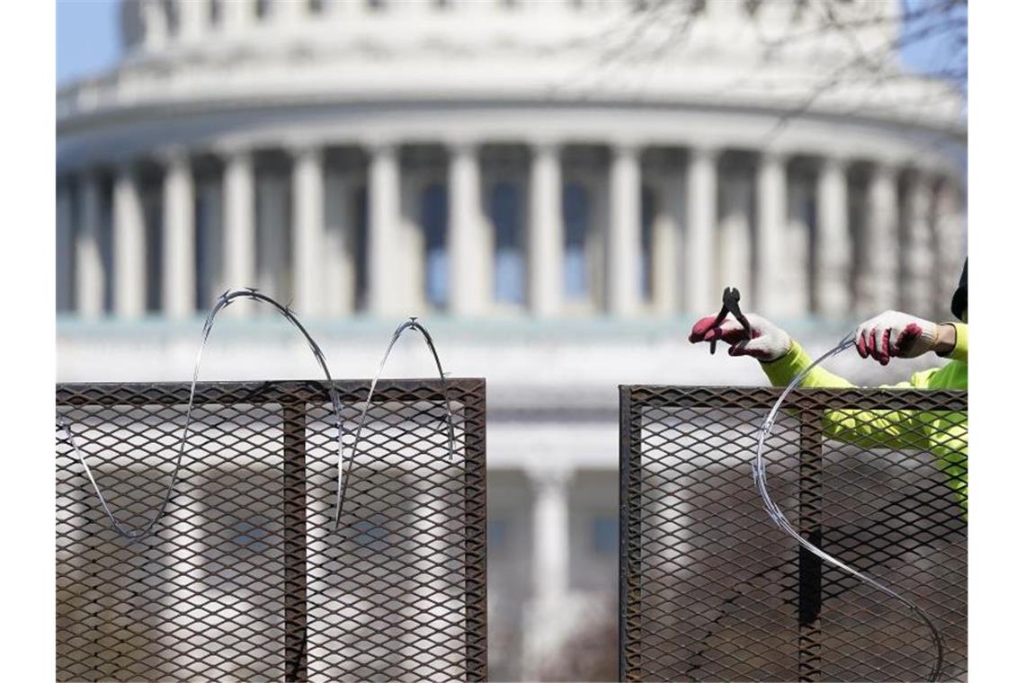 USA: Anklage gegen vier führende „Proud Boys“ Zweieinhalb Monate nach der Erstürmung des Kapitols durch Anhänger des damaligen US-Präsidenten Trump sind vier führende Mitglieder der rechtsradikalen Gruppe „Proud Boys“ angeklagt worden. Foto: Patrick Semansky/AP/dpa