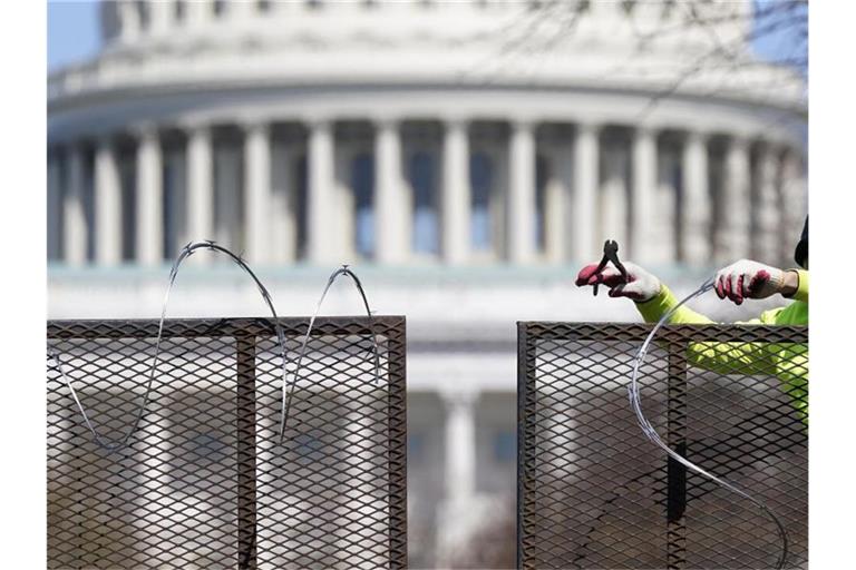 Zweieinhalb Monate nach der Erstürmung des Kapitols durch Anhänger des damaligen US-Präsidenten Trump sind vier führende Mitglieder der rechtsradikalen Gruppe „Proud Boys“ angeklagt worden. Foto: Patrick Semansky/AP/dpa