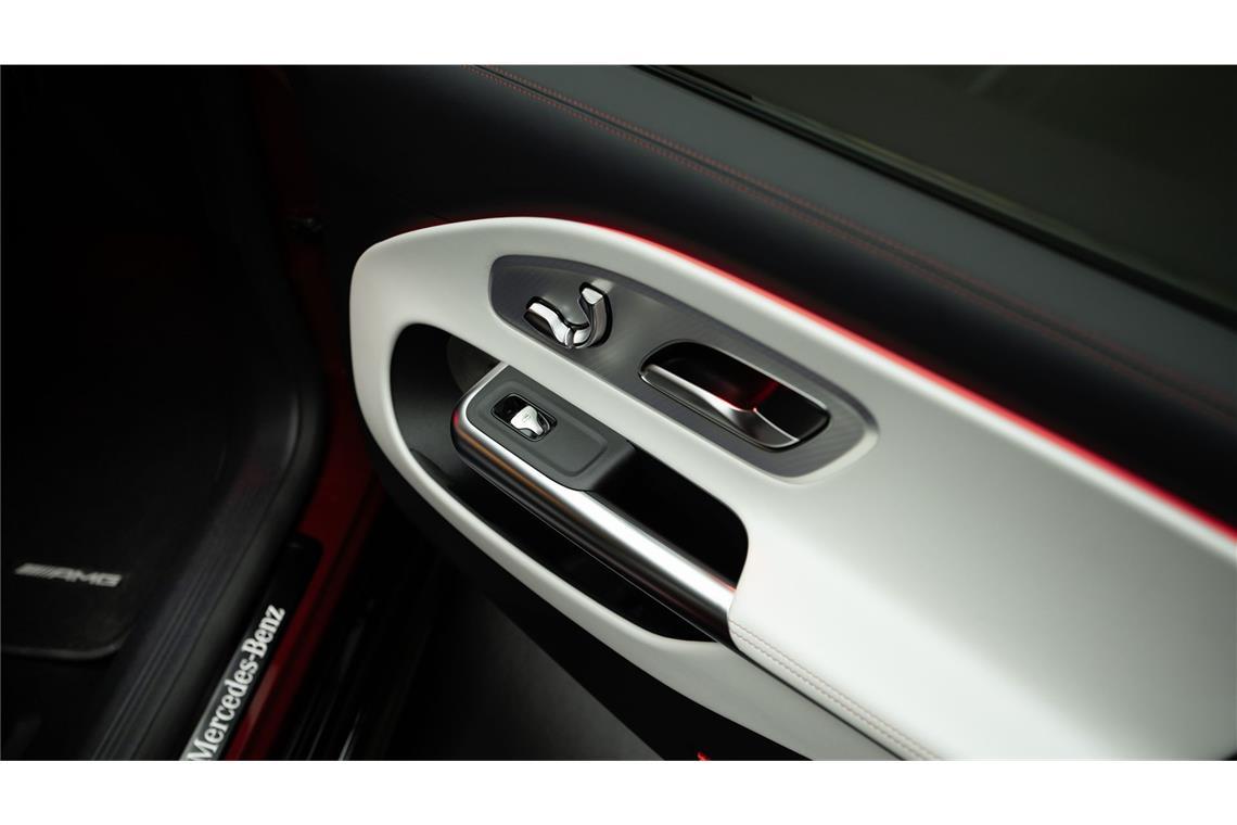 Der CLA – so sieht das Superheldenauto aus, das Mercedes aus der Krise holen soll Zweifarbiges Leder, abgesetzte Nähte und ein Leuchtstreifen. Die Innentüre ist ein Blickfang – und deutlich hochwertiger als beim Vorgänger.