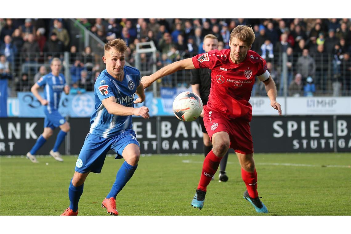 Zweikampf im  Derby Kickers gegen VfB II im November 2019: Malte Moos (li.) gegen Marc Stein, inzwischen Sportdirektor der Blauen.