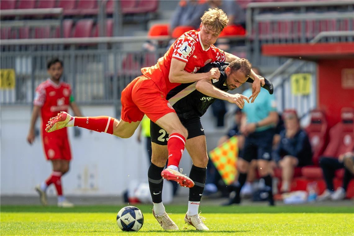 Zweikampf zwischen Emanuel Marincau (1. FSV Mainz 05 II, rotes Trikot) und SG-To...
