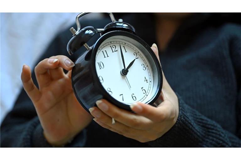 Zweimal im Jahr wird an der Uhr gedreht, im Herbst bringt dies eine Stunde mehr. (Symbolbild)