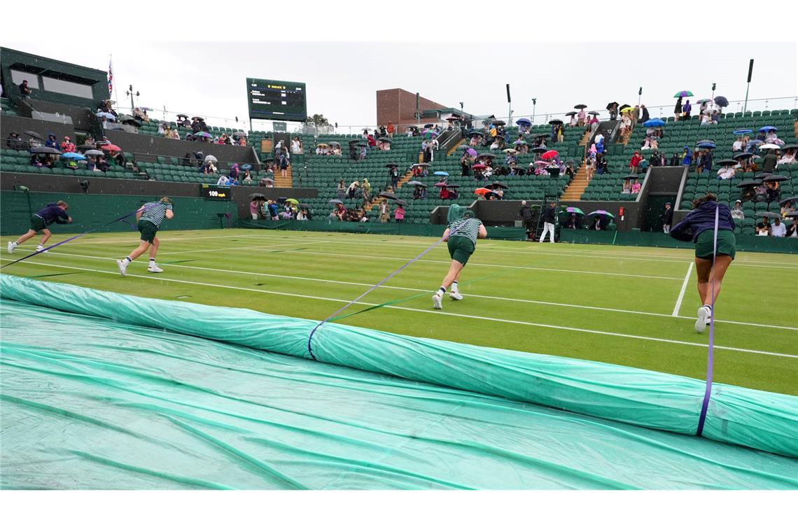 Siegemund setzt Wimbledon-Märchen fort - Topfavoritin wartet Zweimal muss der Platz während der Partie von Laura Siegemund abgedeckt werden.