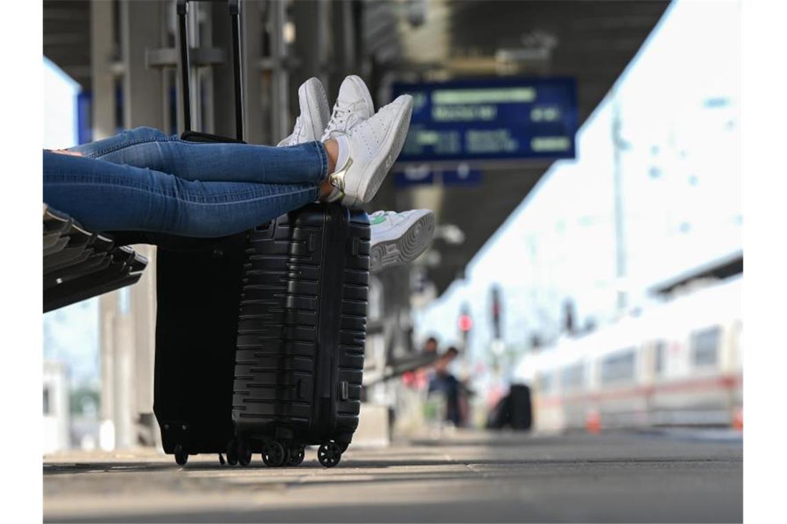 Weitere Umwege am Stuttgarter Bahnhof Zwei Reisegäste warten an einem Bahnhof am Gleis. Foto: Arne Dedert/dpa/Symbolbild