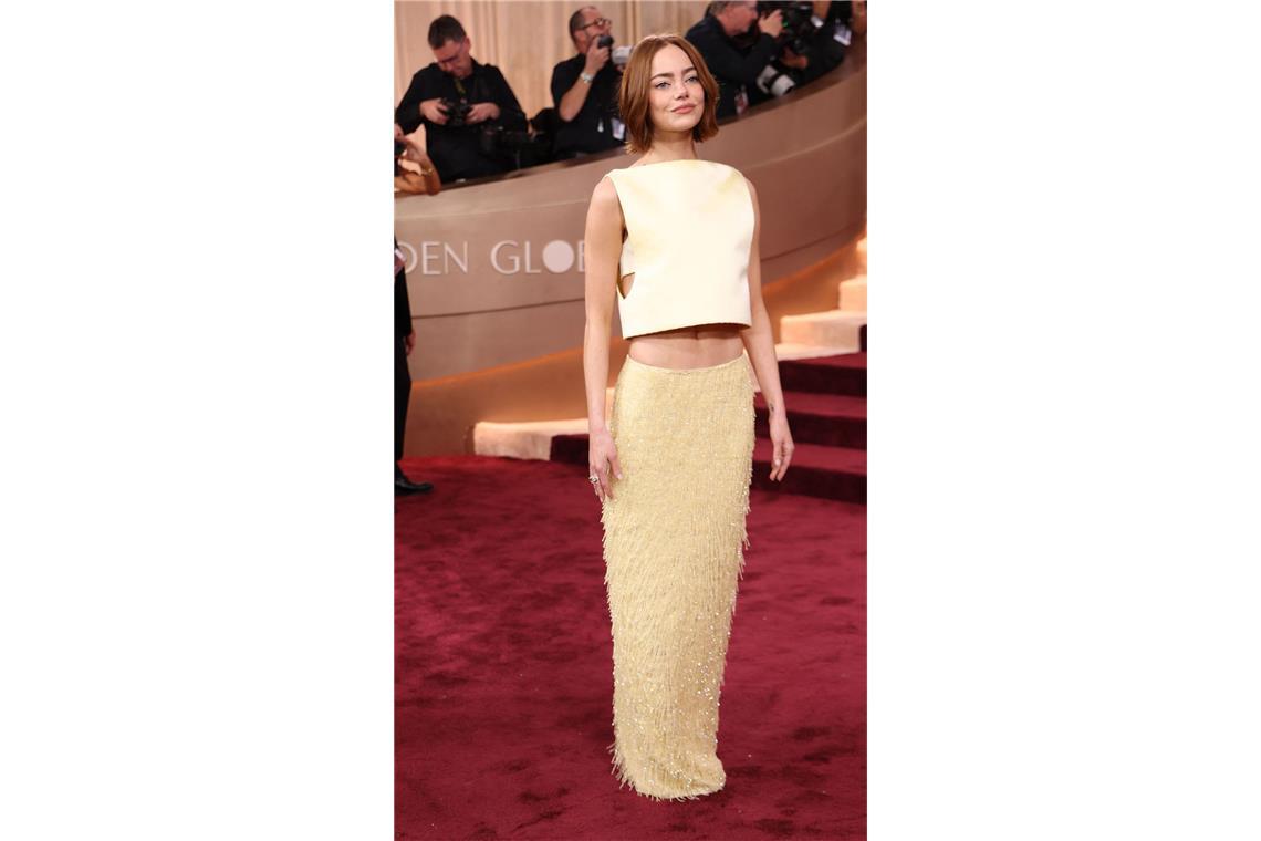 Zweiteiler in buttrigem Gelb: Emma Stone zeigte Sixpack in einem gelben Fransenrock mit Satinoberteil.