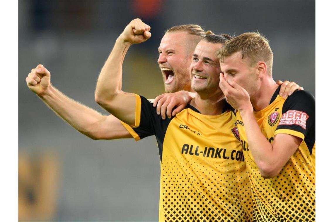 Zweitliga-Absteiger Dynamo Dresden konnte einen souveränen Heimsieg gegen den HSV bejubeln. Foto: Robert Michael/dpa-Zentralbild/dpa