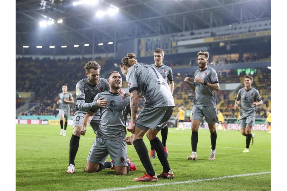 Gladbach demütigt Bayern - Leverkusen überraschend raus Zweitliga-Spitzenreiter St. Pauli setzte sich in der Verlängerung bei Ligakonkurrent Dynamo Dresden durch. Foto: Jan Woitas/dpa-Zentralbild/dpa