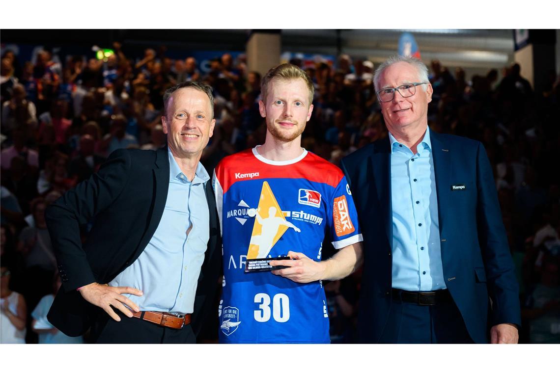 Zweitliga-Torschützenkönig Sascha Pfattheicher wird geehrt von HBL-Geschäftsführer Frank Bohmann und HBL-Präsident Uwe Schwenker (re.).