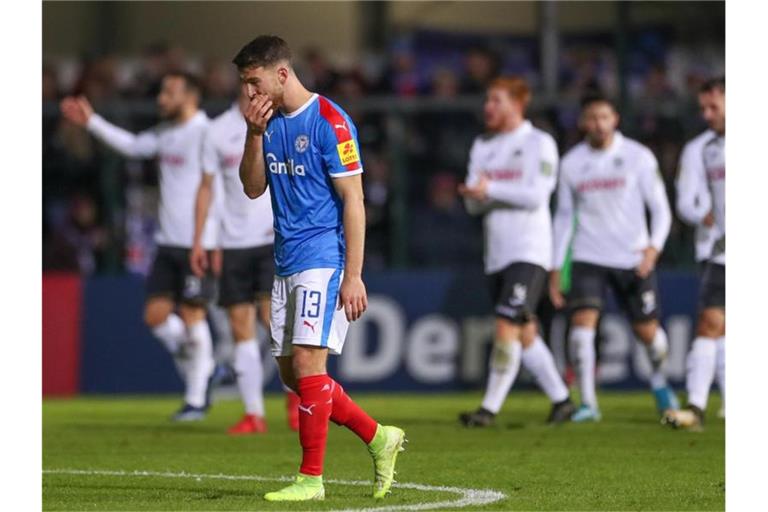 Zweitligist Holstein Kiel unterlag in Verl nach Elfmeterschießen. Foto: Friso Gentsch/dpa