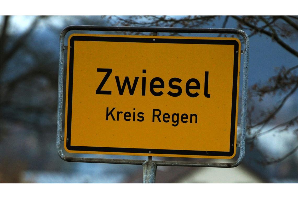 Verdächtiger weist Polizei auf drei Leichen in Zwiesel hin Zwiesel ist eine Kleinstadt mit rund 9.000 Einwohnern unweit der Grenze zu Tschechien. (Archivbild)