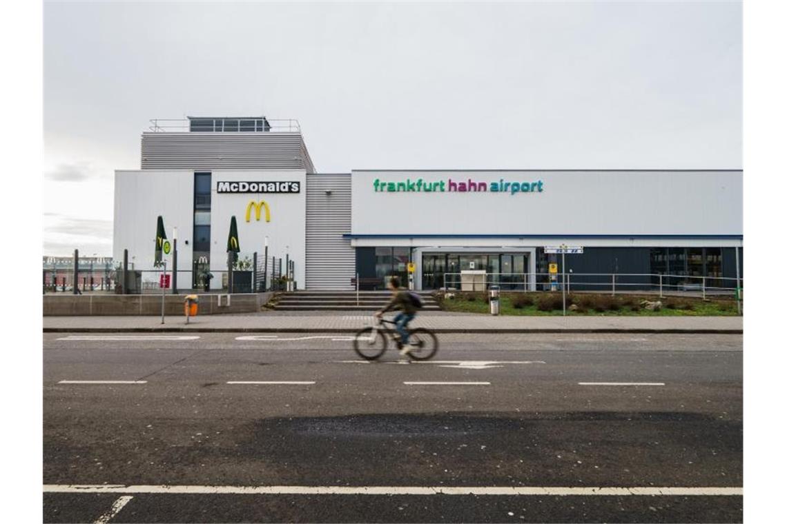 Beihilfe-Genehmigung für Flughafen Frankfurt-Hahn gekippt Zwischen 2017 und 2021 sprang das Land Rheinland-Pfalz ein, um Verluste des Flughafens Frankfurt-Hahn zu decken. Die Lufthansa, die den Flughafen nicht nutzt, klagt nun erfolgreich wegen Wettbewerbsverzerrung. Foto: Andreas Arnold/dpa