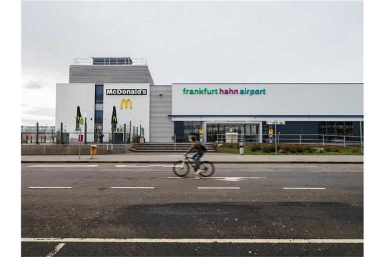 Zwischen 2017 und 2021 sprang das Land Rheinland-Pfalz ein, um Verluste des Flughafens Frankfurt-Hahn zu decken. Die Lufthansa, die den Flughafen nicht nutzt, klagt nun erfolgreich wegen Wettbewerbsverzerrung. Foto: Andreas Arnold/dpa