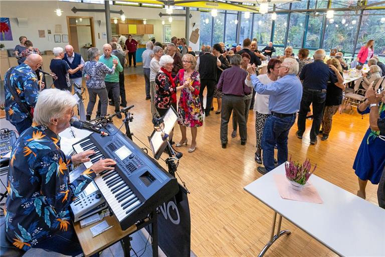 Zwischen 70 und 80 Seniorinnen und Senioren nehmen in der Regel an den Tanznachmittagen teil. Seit einem Jahr spielen Arno (am Keyboard) und Werner dabei Musik. Fotos: Alexander Becher 