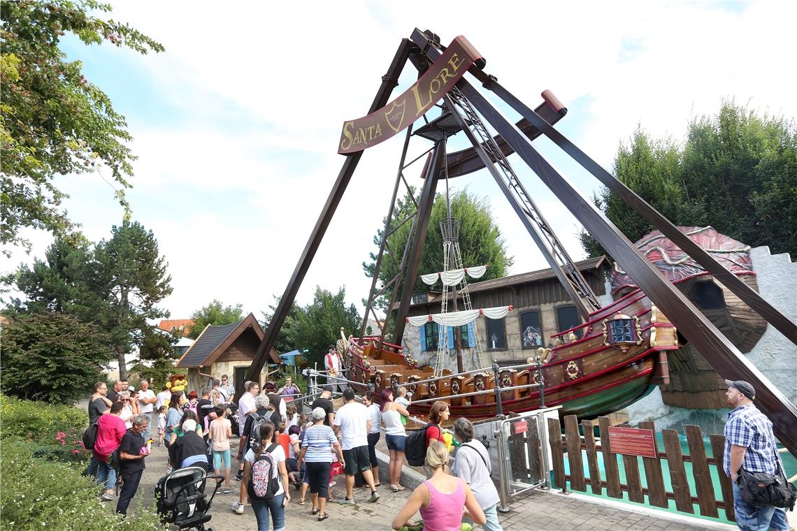 Gegenwind für den Schwaben-Park Zwischen April und Oktober hat der Schwaben-Park geöffnet. In dieser Zeit kommen mehr als 200000 Besucher nach Gmeinweiler. Für die direkten Anwohner (hinten im Bild ist eines der Dächer zu sehen) werden dann nicht nur die Fahrgeschäfte, sondern auch die vielen Menschen zu einer Lärmkulisse, die manchem das Wohnen in dem Kaisersbacher Teilort arg verleidet. Archivfoto: G. Schneider