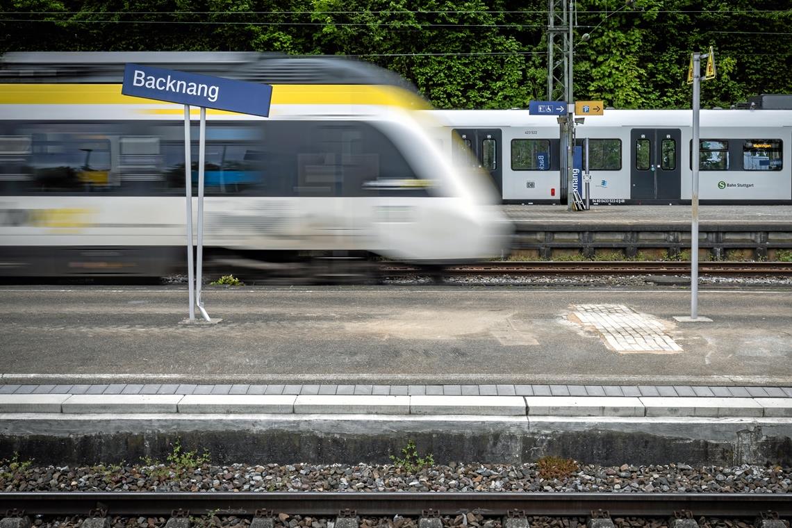 Verlangsamte Fahrt der Bahnen bei Burgstall Zwischen Backnang und Kirchberg an der Murr geht es für die Regionalzüge derzeit nur langsam voran. Foto: Alexander Becher