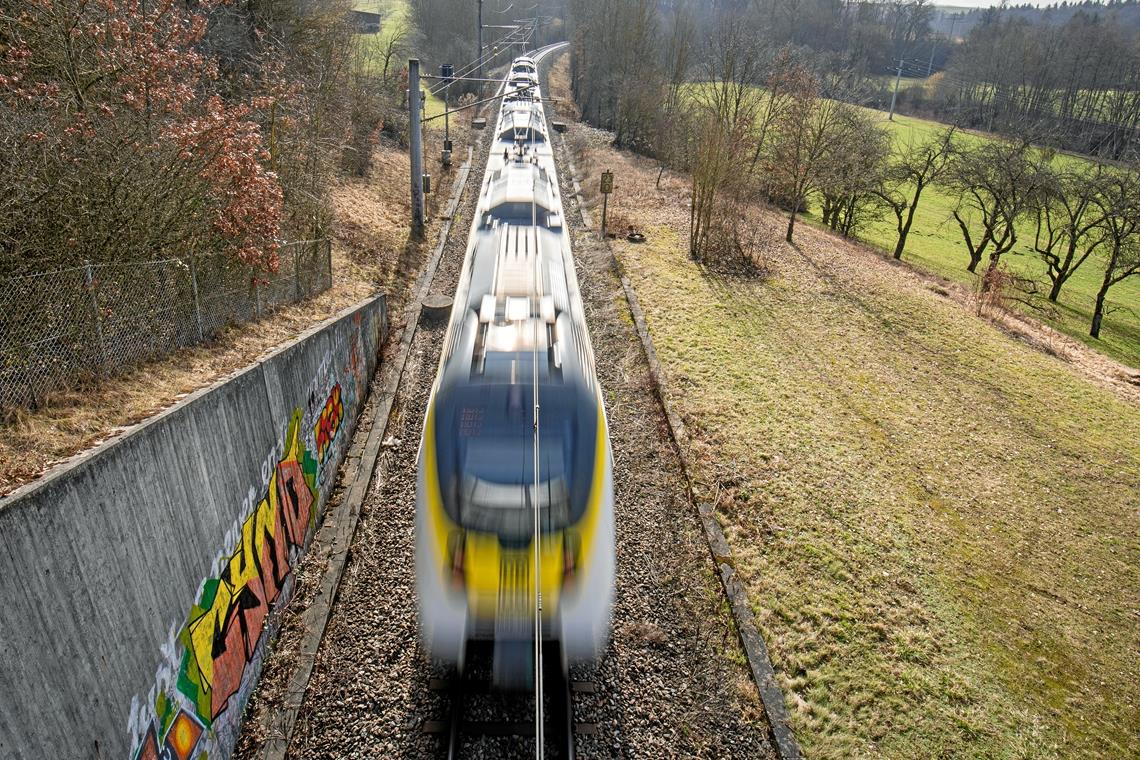 Zwischen Backnang und Schwäbisch Hall steht den Zügen nur ein Gleis zur Verfügung. Das führt häufig zu Wartezeiten und Verspätungen auf der Murrbahnstrecke. Foto: A. Becher
