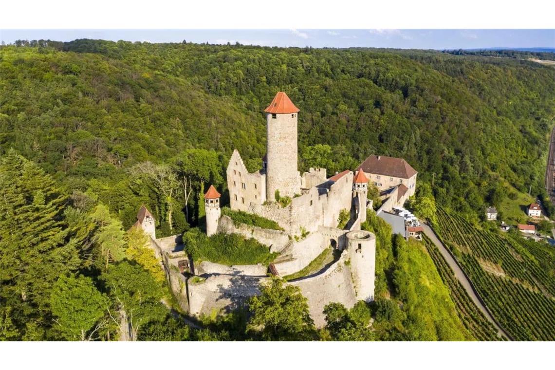 Zwischen Bad Wimpfen und Mosbach liegt die Burg Hornberg. Urkundlich erwähnt wurde sie zum ersten Mal im 11. Jahrhundert. Bekannt ist sie jedoch als Burg des Götz von Berlichingen, der dort 45 Jahre lebte.