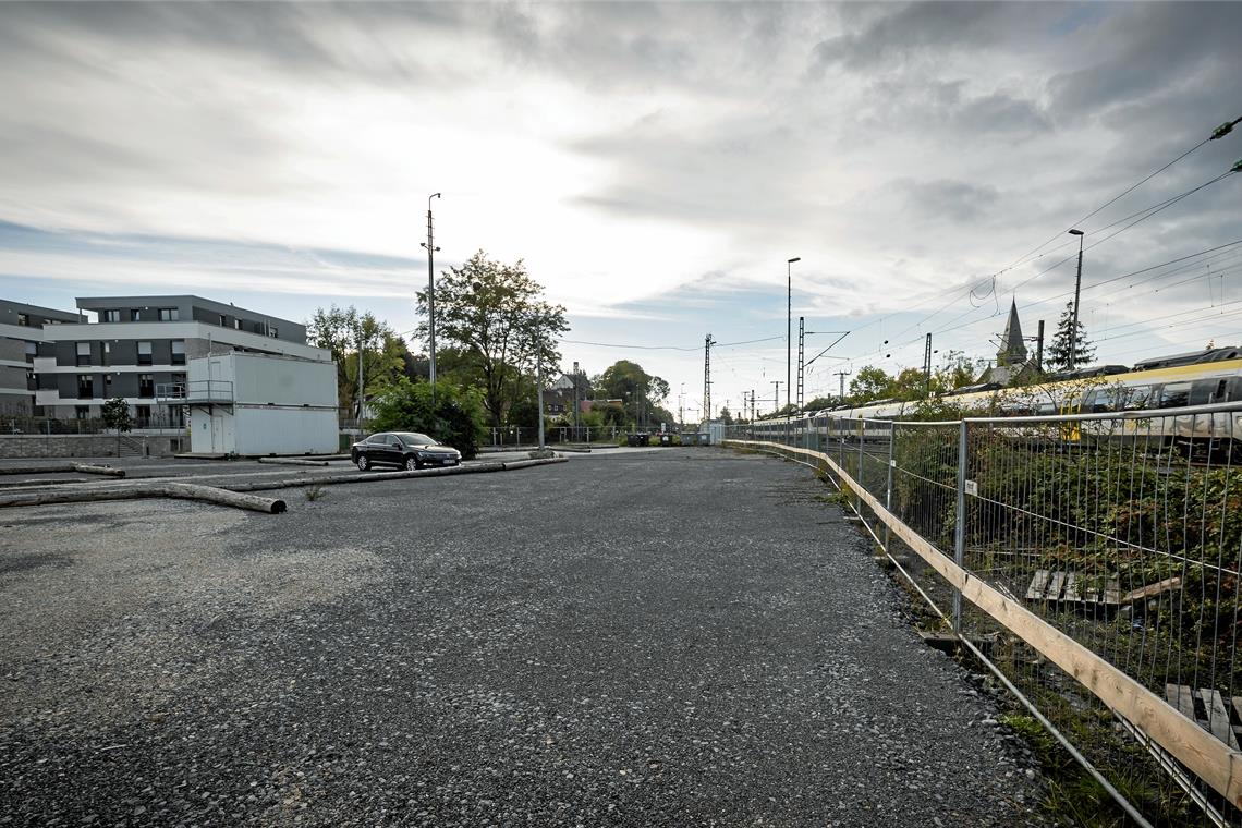 Zwischen Bahnlinie und Maubacher Straße befindet sich das sogenannte Aurelis-Areal. Dort sollen schon bald geflüchtete Menschen in Containern wohnen. Foto: Alexander Becher