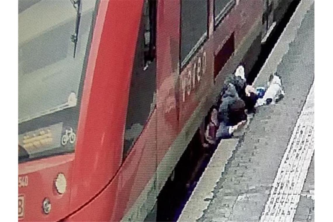 Zwischen Bahnsteigkante und Regionalbahn: Der Mann überstand den Zwischenfall im Bonner Hauptbahnhof mit leichten Verletzungen. Foto: ---/Bundespolizeidirektion/dpa