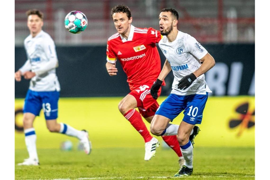 Abstieg rückt näher: Frostige Schalker Nullnummer bei Union Zwischen Berlins Christian Gentner (l) und Schalkes Nabil Bentaleb gab es keinen Sieger. Foto: Andreas Gora/dpa-pool/dpa