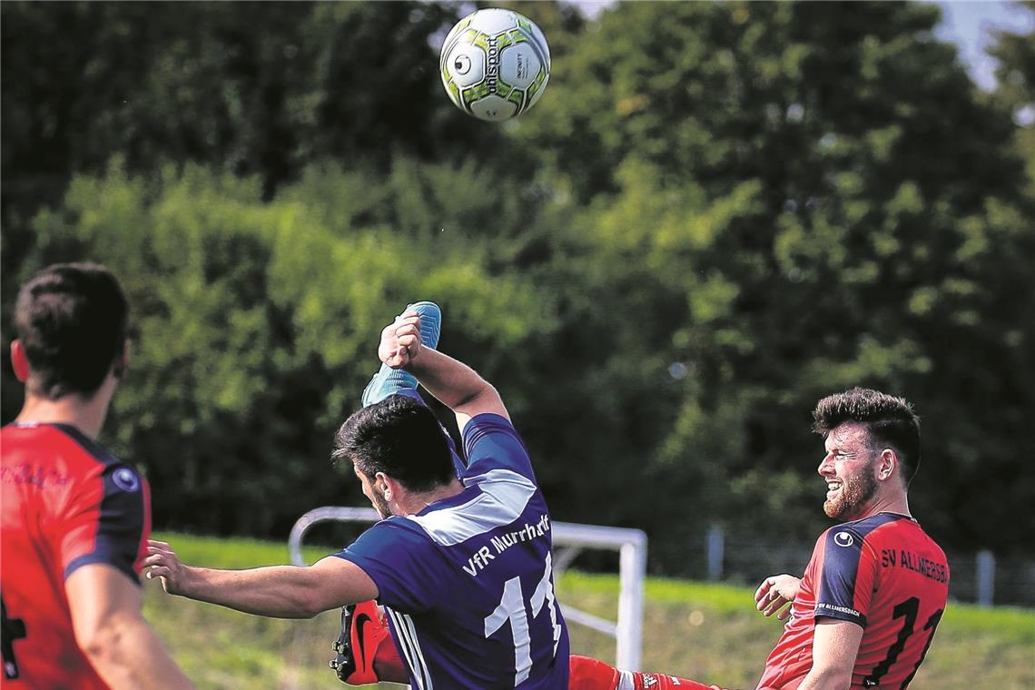 Zwischen dem SV Allmersbach um Philipp Weller (rechts) und dem VfR Murrhardt um Louis Piscopo war es nur teilweise ein umkämpftes Duell, der SVA setzte sich mit 3:1 durch. Foto: A. Becher