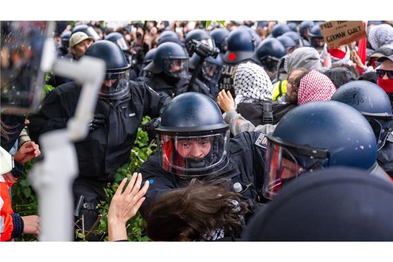Zwischen Demonstranten und Polizei kam es in Berlin zu heftigen Auseinandersetzungen.