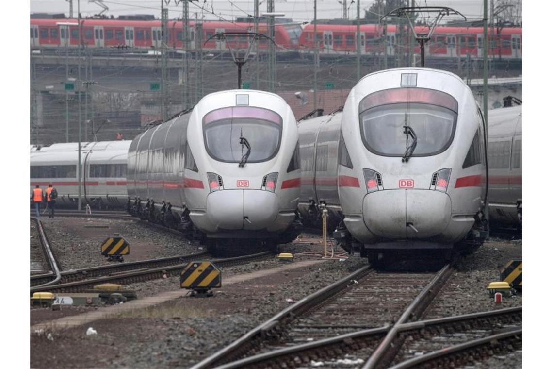 Zwischen den größten deutschen Städten will die Bahn künftig deutlich mehr ICE und Intercitys fahren lassen. Foto: Boris Roessler/dpa