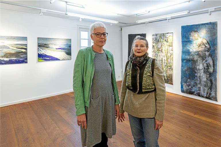 Zwischen den Werken von Carmen Ulrich (links) und Renate Gross (jeweils vor ihren Bildern) gibt es auch viel Verbindendes. Fotos: Alexander Becher