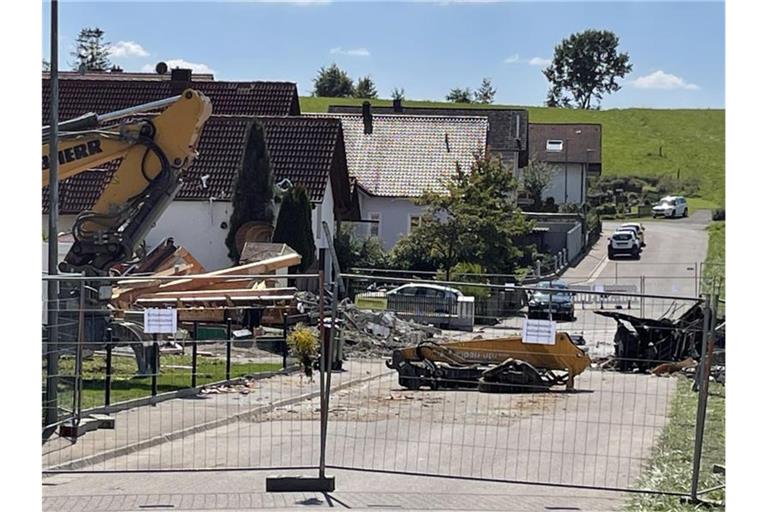 Zwischen der Explosion einer Doppelhaushälfte in Bayern am Donnerstag und einem Brand in einer leerstehenden Wohnung in Sachsen vermuten die Ermittler einen Zusammenhang. Foto: --/Vifogra/dpa