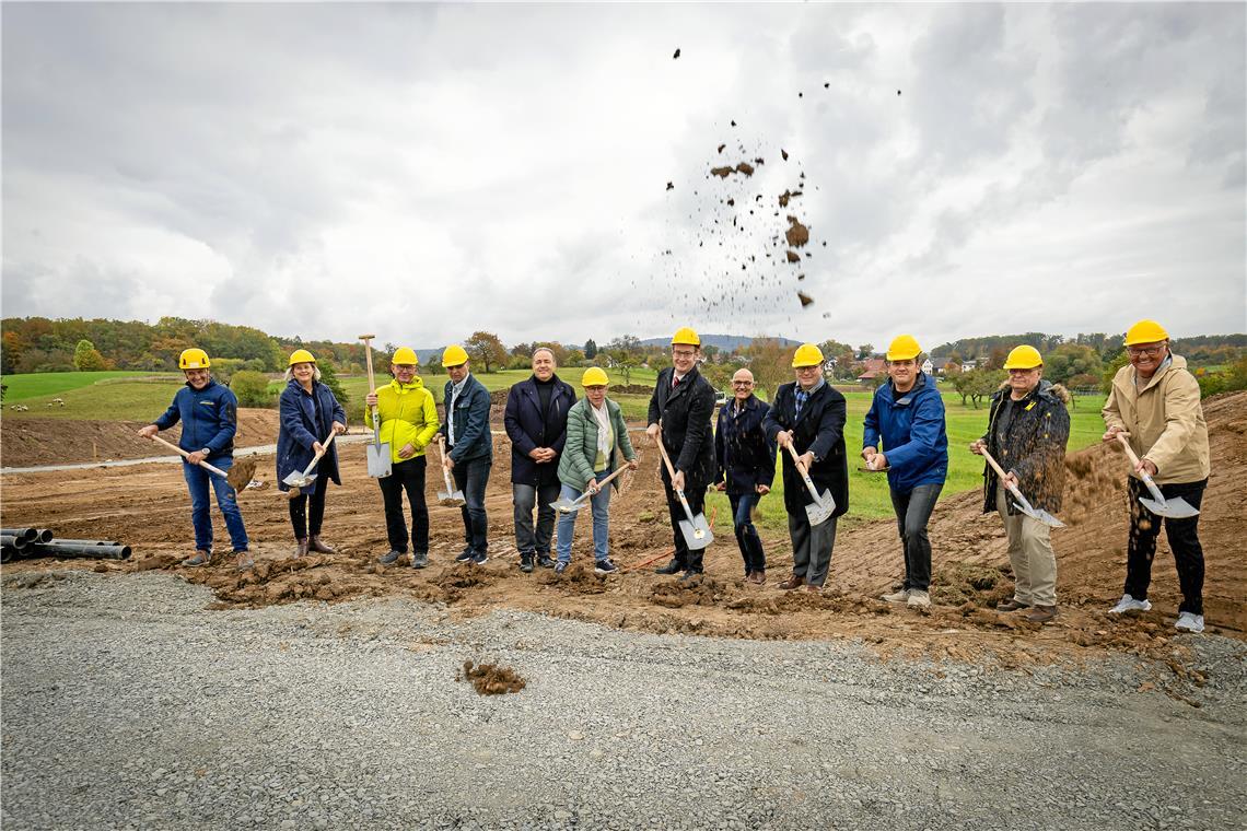 Baustart für das Rückhaltebecken Brunnenwiesen Zwischen der Hermann-Reusch-Straße und der B14 in Strümpfelbach wird nun das HRB Brunnenwiesen gebaut. Vertreter aus Verwaltung, kommunalen Gremien und dem Bauunternehmen setzten den symbolischen Spatenstich. Foto: Alexander Becher