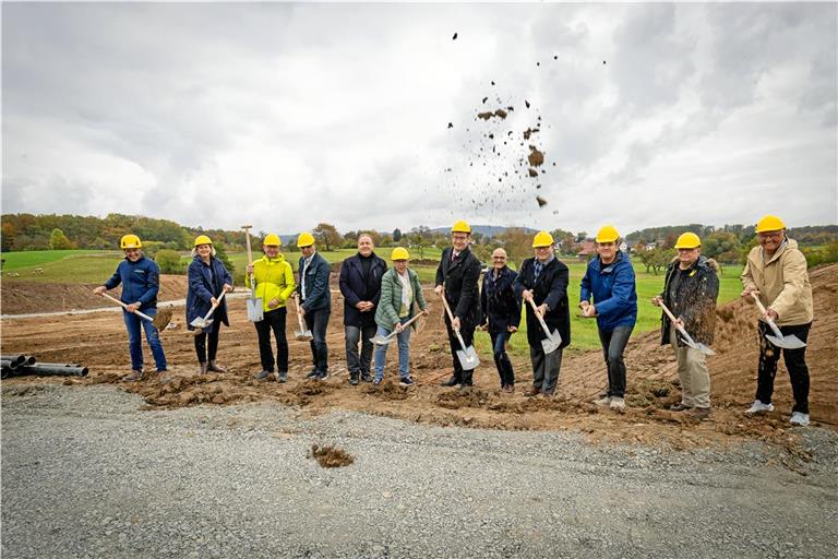 Zwischen der Hermann-Reusch-Straße und der B14 in Strümpfelbach wird nun das HRB Brunnenwiesen gebaut. Vertreter aus Verwaltung, kommunalen Gremien und dem Bauunternehmen setzten den symbolischen Spatenstich. Foto: Alexander Becher