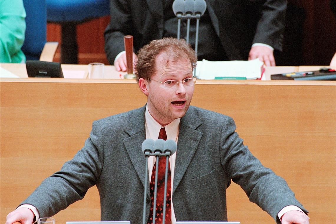 Zwischen diesen beiden Fotos liegen 23 Jahre. Das linke zeigt Christian Lange bei seiner ersten Bundestagsrede am 2. Dezember 1998, damals noch in Bonn. Das rechte Bild wurde bei seiner allerletzten Rede am 10. Juni dieses Jahres aufgenommen. Fotos: Deutscher Bundestag/Presse-Service Steponaitis, Büro Christian Lange