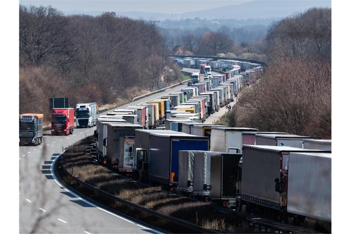 Megastaus an den Grenzen Zwischen Dresden und Görlitz hat der Stau nach Angaben der Polizei bis zum Mittag eine Länge von 65 Kilometern erreicht. Foto: Robert Michael/dpa-Zentralbild/dpa