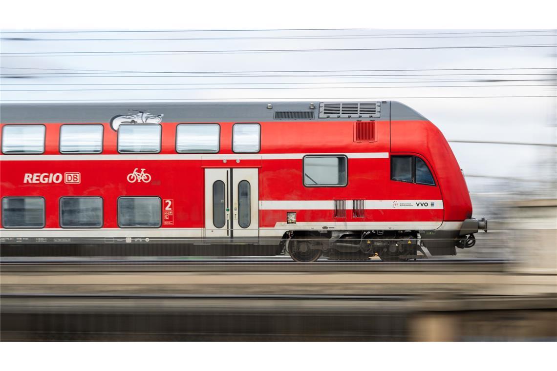 Streit eskaliert – Mann und Frau liefern sich Schlägerei in Regionalexpress Zwischen einer Frau und einem Mann ist es am Donnerstag zu einer Auseinandersetzung in einem Regionalexpress gekommen (Symbolfoto).
