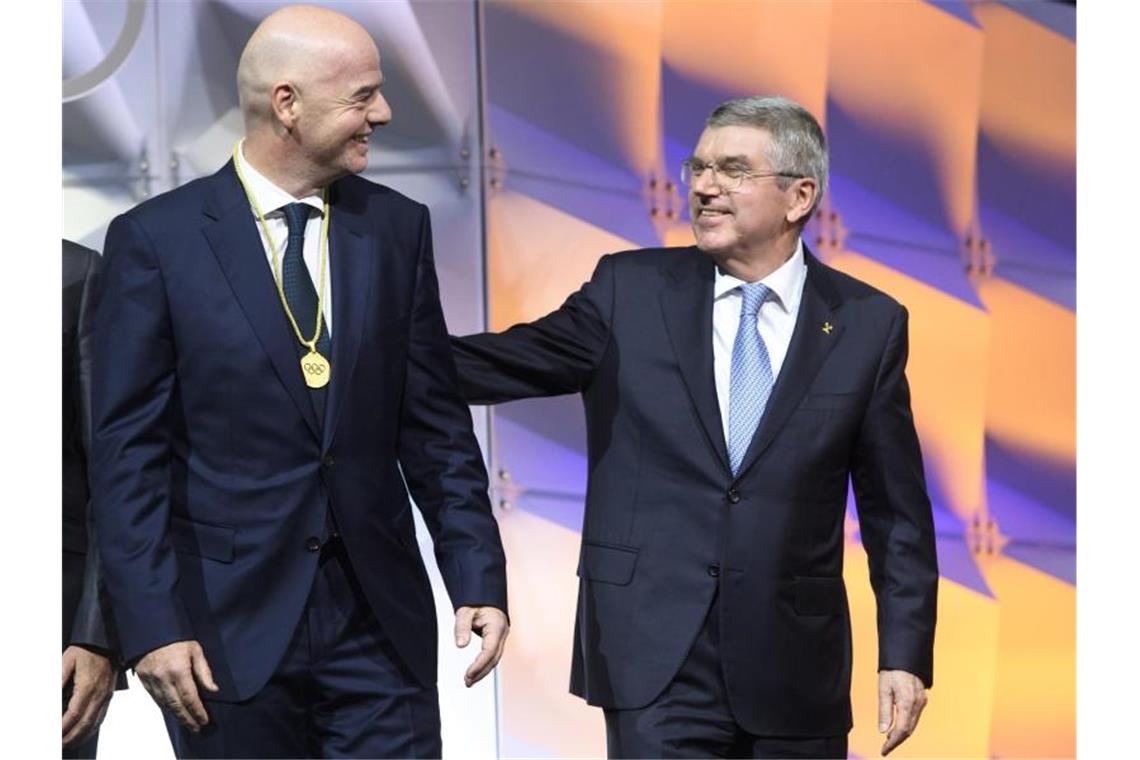 Zwischen FIFA-Boss Gianni Infantino (l), und IOC-Chef Thomas Bach besteht offenbar Redebedarf. Foto: Laurent Gillieron/KEYSTONE/dpa