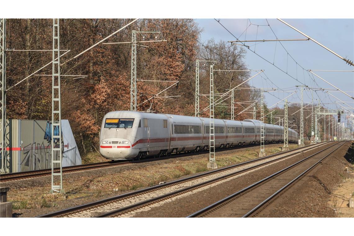 500 Milliarden sind nicht genug Zwischen Frankfurt und Mannheim soll eine neue ICE-Strecke entstehen: hier am Bahnhof Zeppelinheim