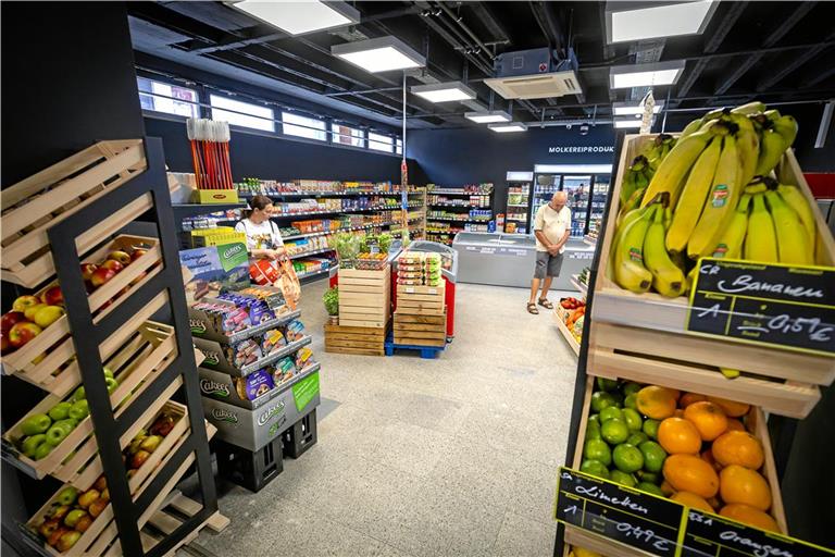 Zwischen Frischeregalen und Fertiggerichten: Erste Interessierte verschaffen sich einen Überblick über das Angebot. Foto: Alexander Becher