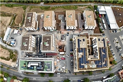 Zwischen Gartenstraße und Murr sind nacheinander das Pflegestift (unten rechts) und im zweiten Bauabschnitt sechs Wohnhäuser sowie ein Bürogebäude entstanden. Fotos: Ulrich Maier