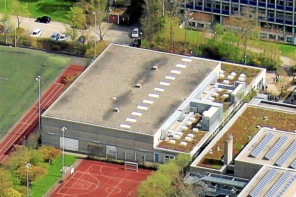 Zwischen Halle und Realschule ist nicht viel Platz. Dort werden nun die Versorgungsleitungen neu verlegt. Wenn jetzt alles klappt, wird in einem Jahr mit dem Abriss begonnen. Dann könnte die neue Karl-Euerle-Halle im April 2023 in Betrieb genommen werden. Foto: F. Muhl