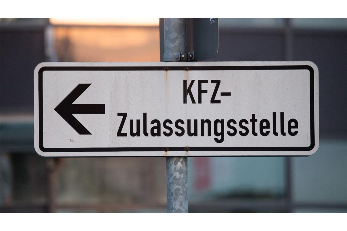 Zwischen Kauf und der Zulassung eines Autos vergehen in der Regel Monate. (Archivbild)