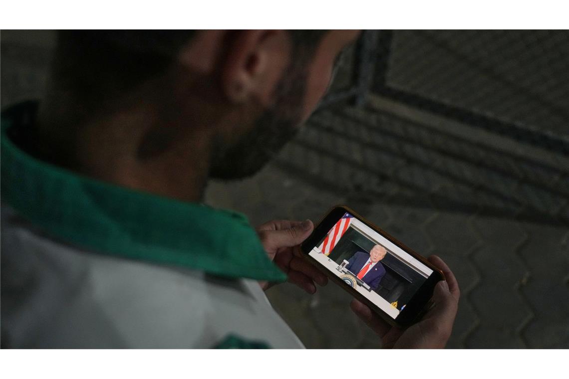 Zwischen Krieg und Hoffnung: Ein Sanitäter in Gaza verfolgt die Nachrichten zum Friedensplan