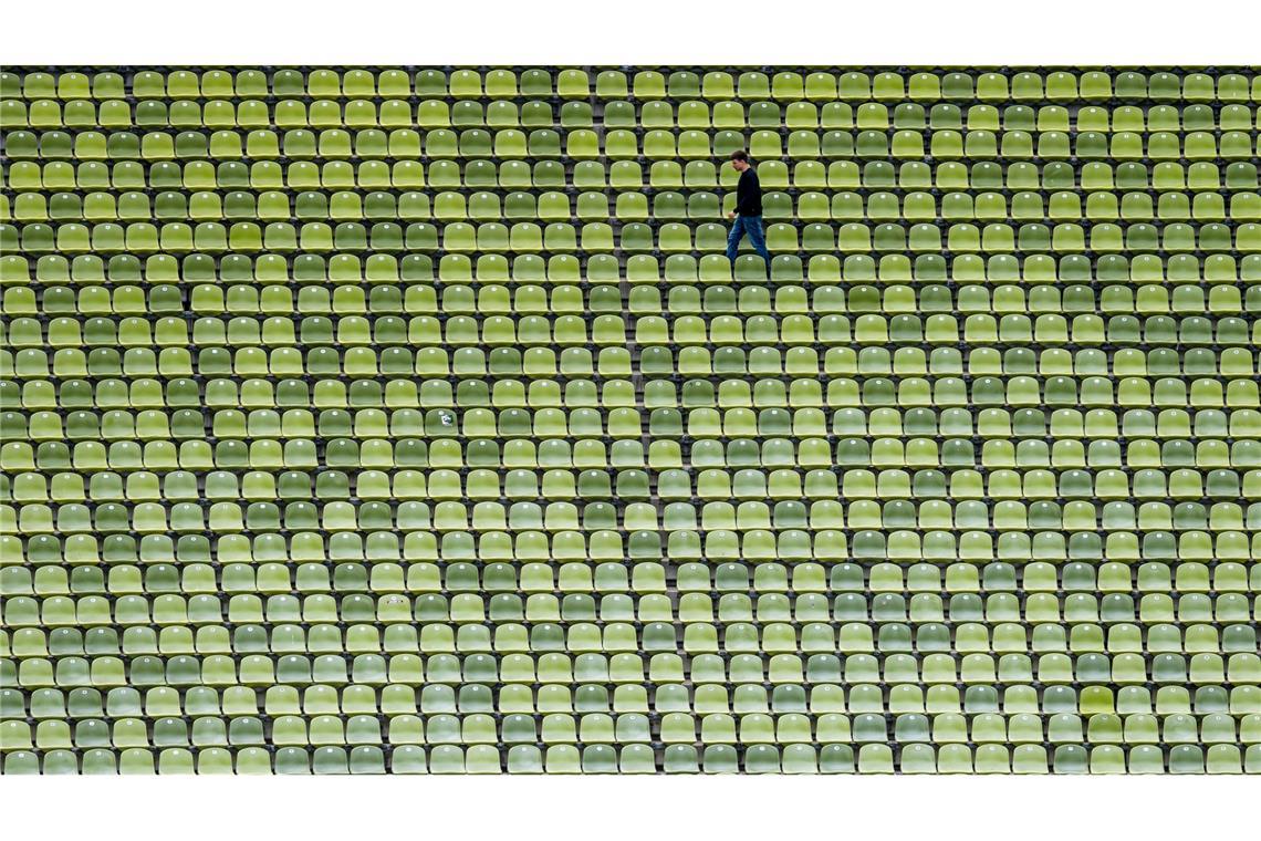 Bilder des Tages Zwischen leeren Rängen – Ein Mann geht durchs Olympiastadion
