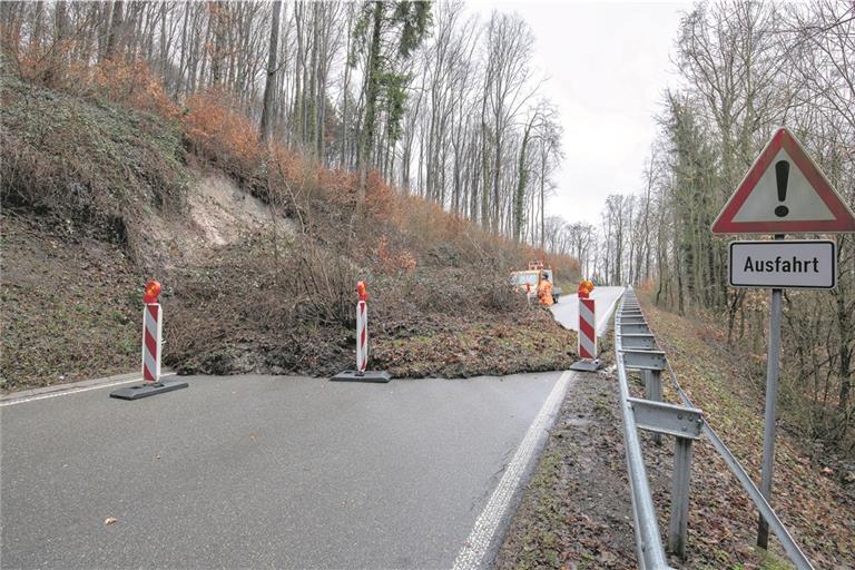 Zwischen Lippoldsweiler und Sechselberg ging gestern nichts mehr, Steine und Geröll machten ein Durchkommen unmöglich. Foto: A. Becher