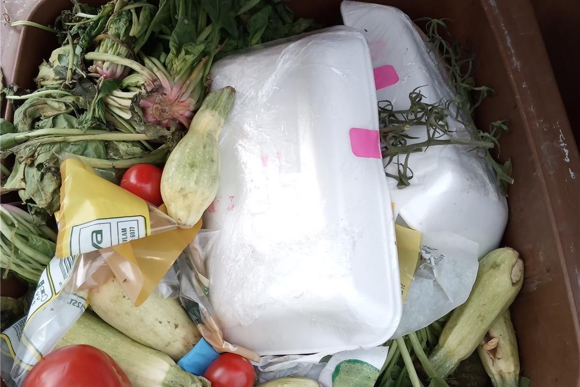 Müllabfuhr lässt 2000 Biotonnen stehen Zwischen organischen Abfällen fanden die Kontrolleure häufig Verpackungen.