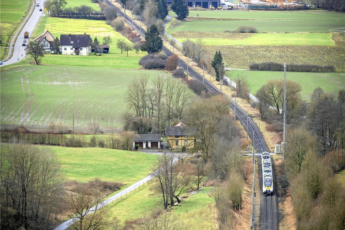 Zwischen Schanztunnel und Fornsbach geht es wie überhaupt auf dem gesamten Murrbahnabschnitt zwischen Backnang und Schwäbisch Hall eingleisig zu. Foto: Alexander Becher