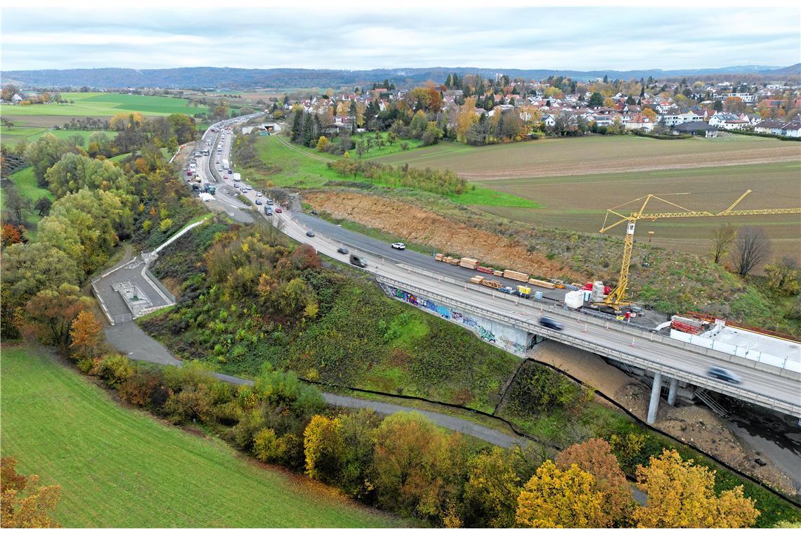 Zwischen Schöntaler Strasse und Murrtalviadukt. Das Regenklärbecken ist bereits ...