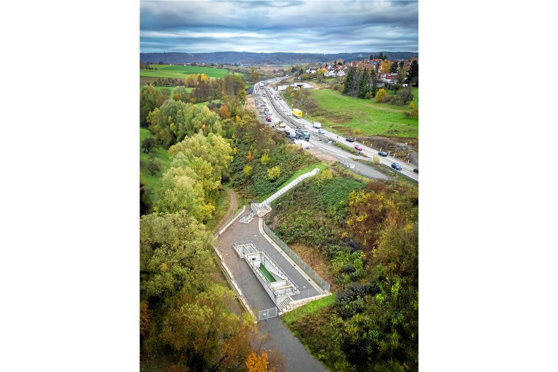 Zwischen Schöntaler Strasse und Murrtalviadukt. Das Regenklärbecken ist bereits ...