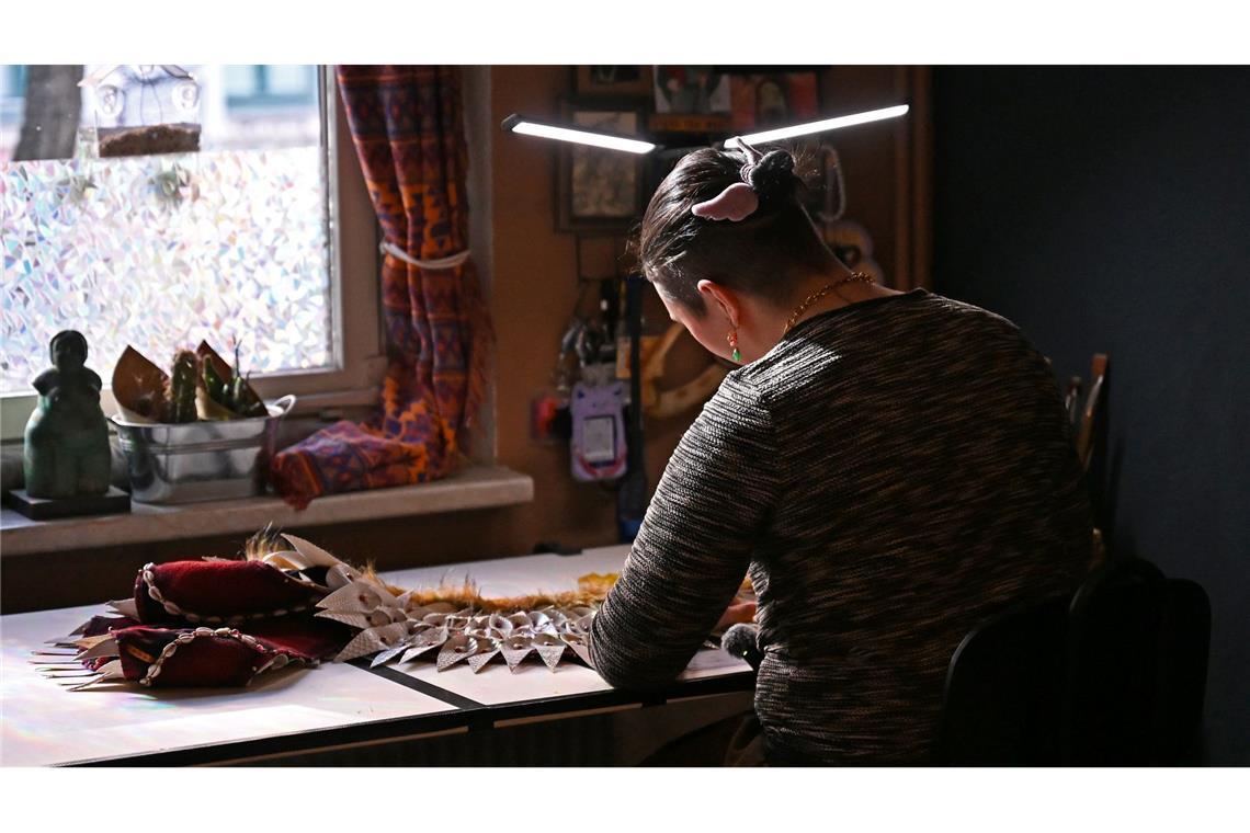 Zwischen sechs und sieben Monaten sitzt Toni an ihren Kostümen.